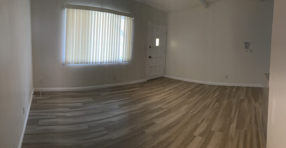 Living room empty - 1813 11th St