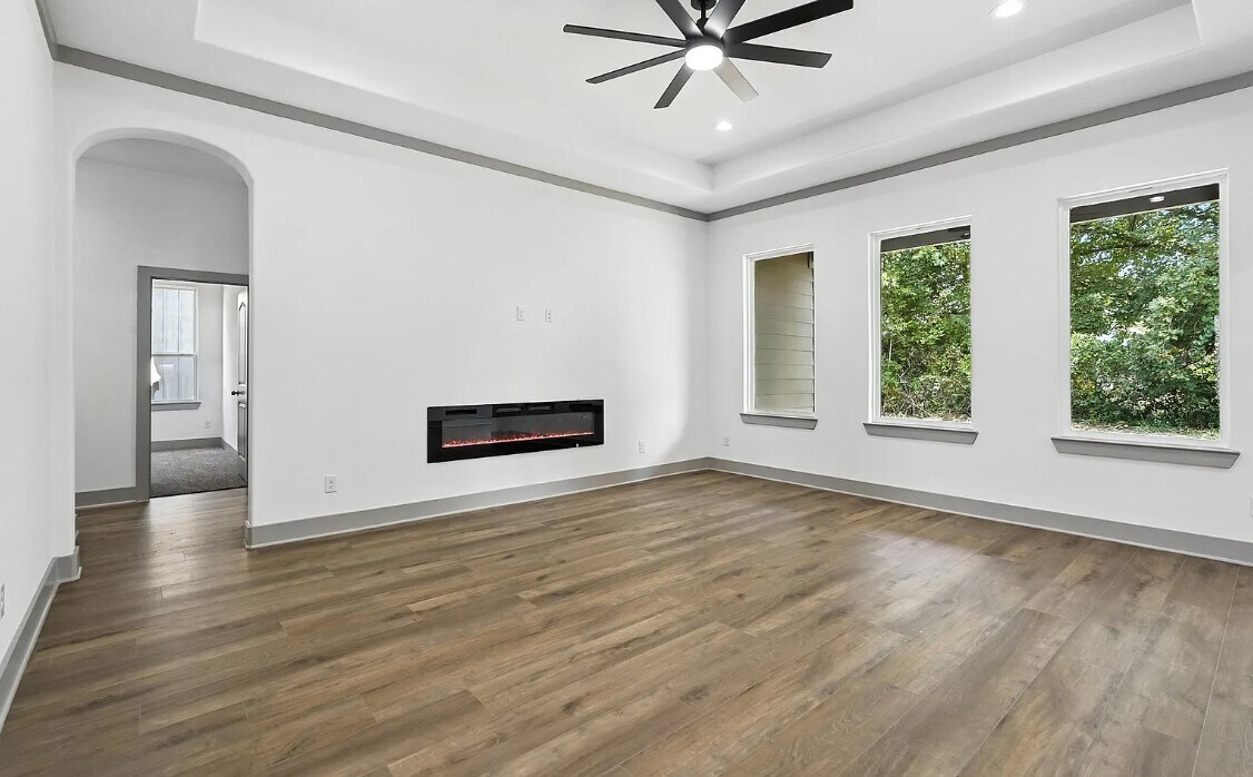 Building Photo - 716 Oak Creek Dr