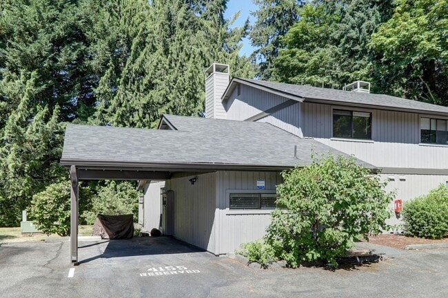 Building Photo - Amazing Bridle Trails 3BR 1.75BA Townhome ...