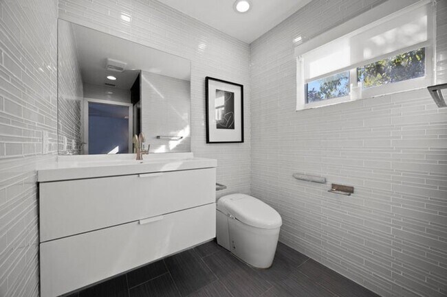 Building Photo - 930 NW 4th Ct