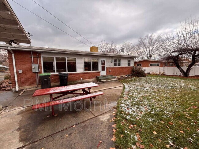 Building Photo - 481 E 2875 N