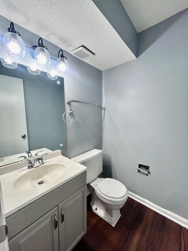 Building Photo - Newly Renovated Townhouse in Oakhaven