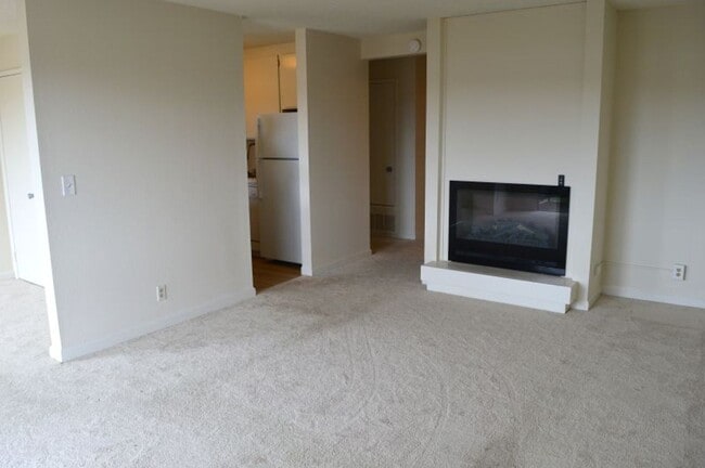 Building Photo - Nicely Updated and Pet Friendly Sausalito ...