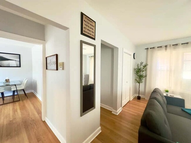 Building Photo - 6441 N Hamilton Ave