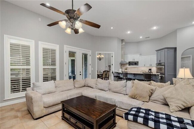 Building Photo - 2513 Kings Dr