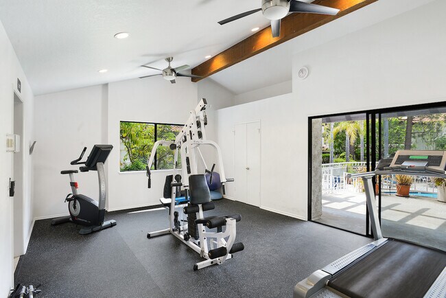 Building Photo - 1450 Palisades Dr