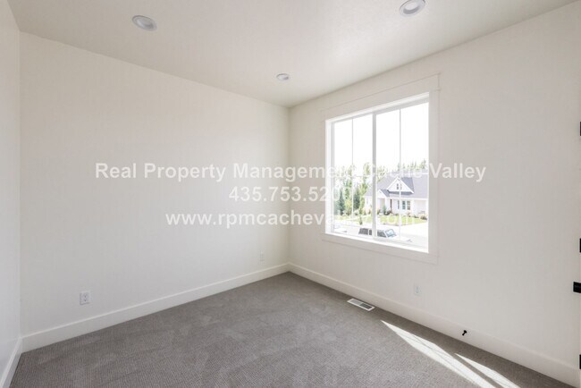 Building Photo - Gorgeous 3 br 2 bath home in Hyde Park! Ha...