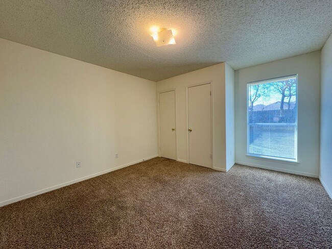Building Photo - 974 Parkview Cir