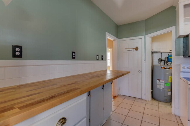 Building Photo - 407 Russell St