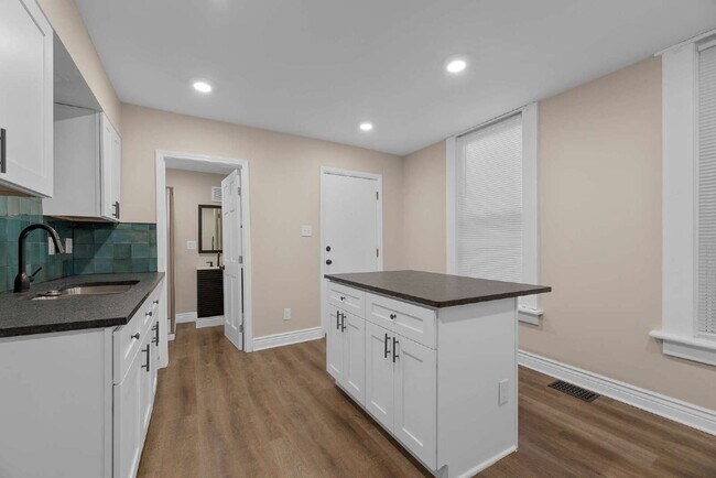 Building Photo - "Beautiful 3-Bedroom, 2-Full Bath Duplex Featuring Hardwood Floors and a Fenced Yard!"