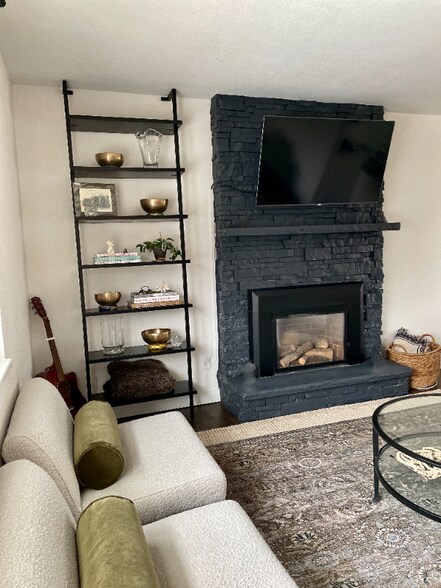 Building Photo - 4240 Aurora Ave