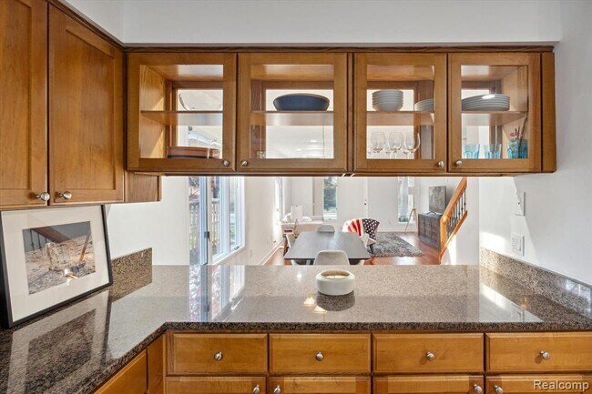 Building Photo - 677 E Lincoln St