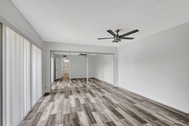 Building Photo - 2555 Albatross Rd N