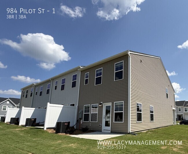Building Photo - 984 Pilot St