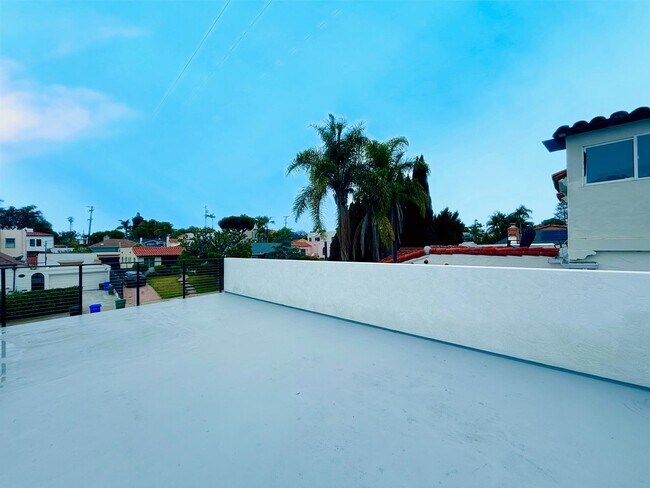 Building Photo - Welcome to your Contemporary Casita in the heart of Point Loma!