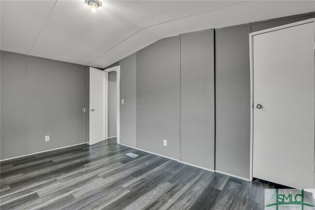 Building Photo - 3 Pine Rd