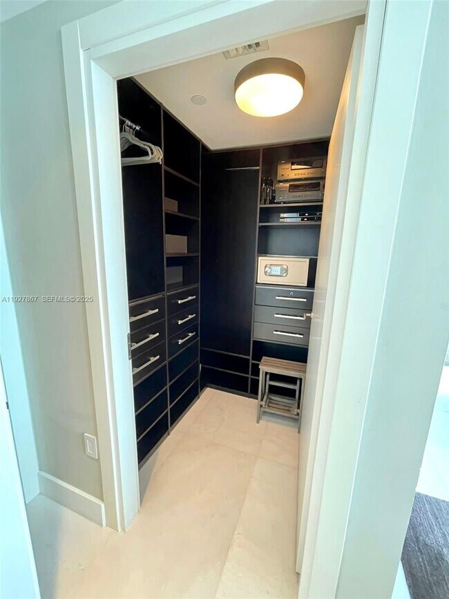 Building Photo - 200 Biscayne Blvd Way