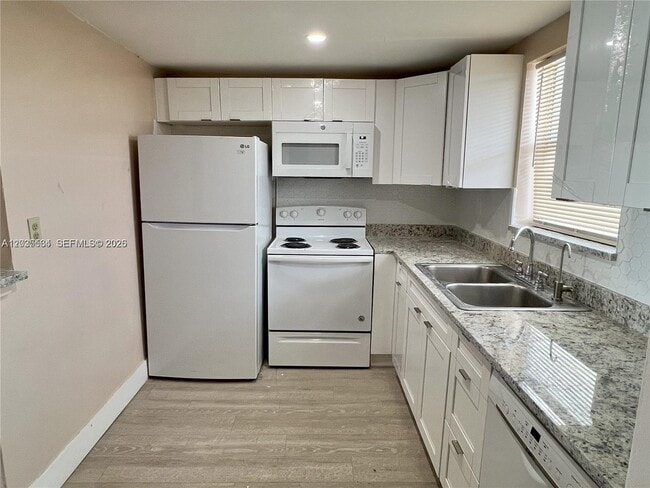 Building Photo - 9351 Fontainebleau Blvd