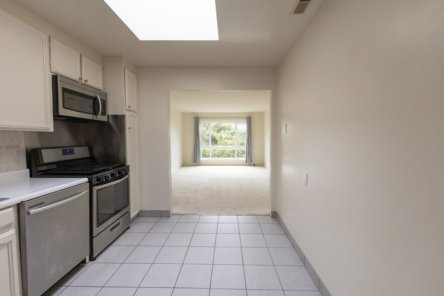 Building Photo - 533 8th Ave