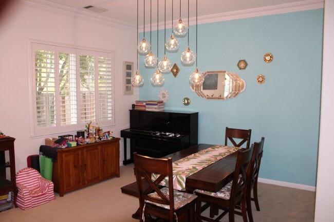 Building Photo - Gorgeous Single Story 3 Bedroom, 2 Bath wi...