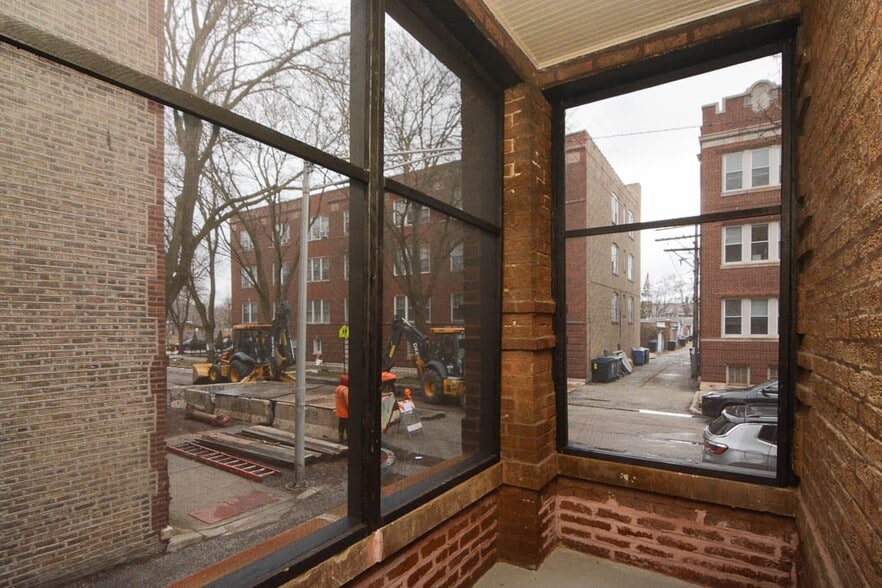 Building Photo - 2443 W Sunnyside Ave