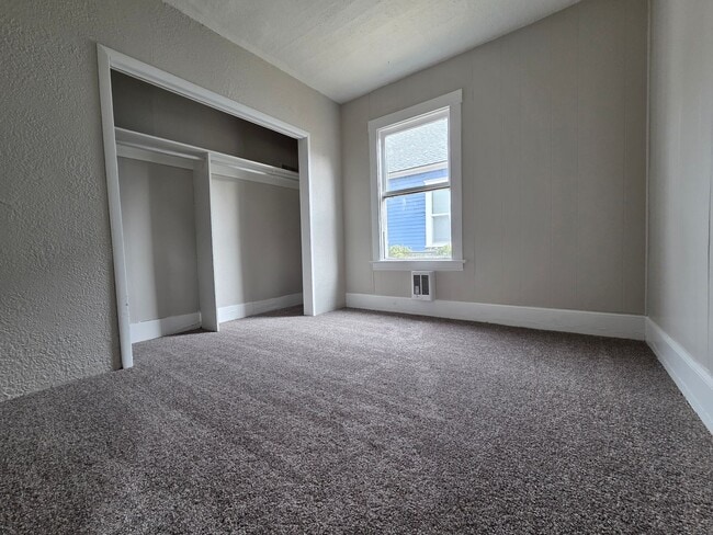 Building Photo - 1618 W Spofford Ave