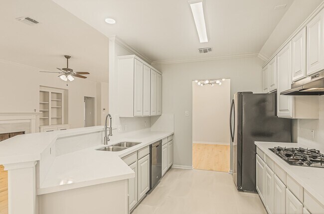 Building Photo - 71 N Queenscliff Cir