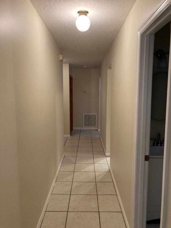 Building Photo - Charming 3 bedroom, 2 bathroom house with ...