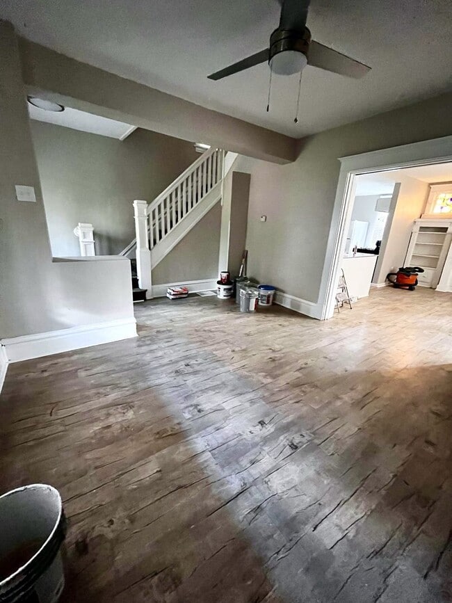 Building Photo - *** Huge 5 Bedroom House *Pet Friendly * Newly Renovated * Large Fenced in Yard * Luxurious Updat...