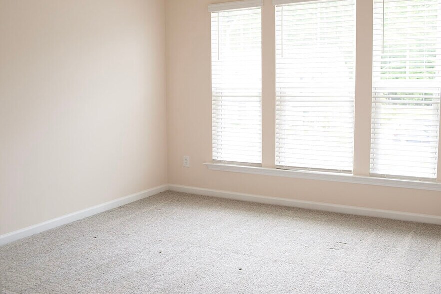 Building Photo - 400 White Oak Ridge Dr