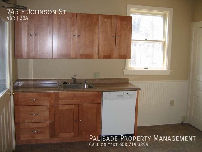 Building Photo - 745 E Johnson St