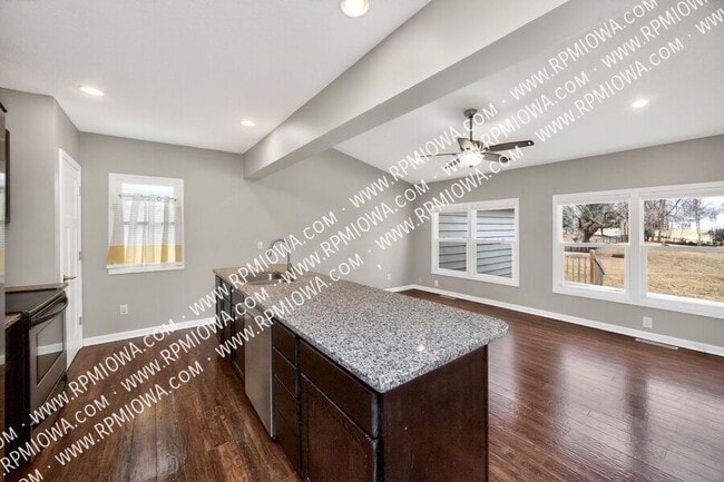 Building Photo - 6717 Roseland Dr