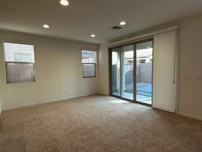 Building Photo - RECKER AND RAY MOVE IN READY 4 BEDROOM 2.5 BATHROOM HOME PERFECTLY LOCATED