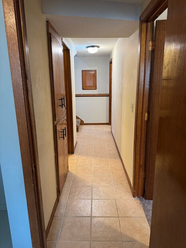 Building Photo - 2 Bed 1.5 Bath, Yard and shed, 2 Off stree...