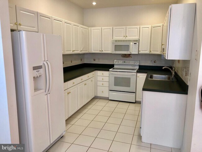 Building Photo - 1081 Chanticleer