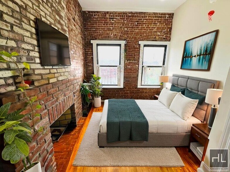Building Photo - Floor Through 4 Bed/1.5 Bath Penthouse in ...