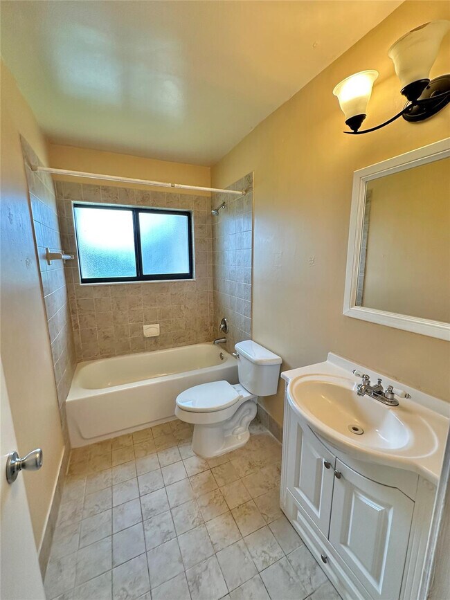 Building Photo - 11622 Royal Palm Blvd