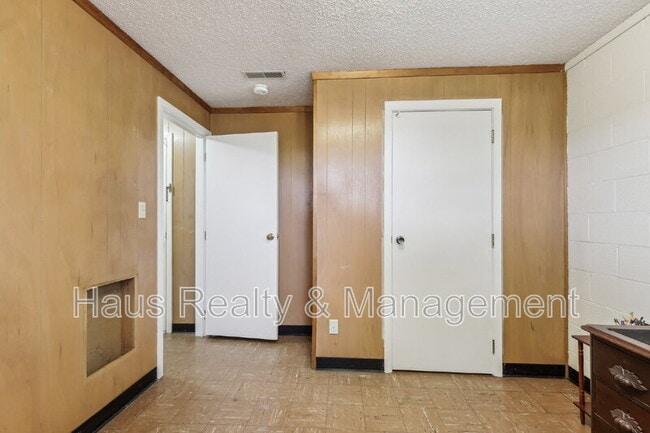 Building Photo - 144 Airport Rd