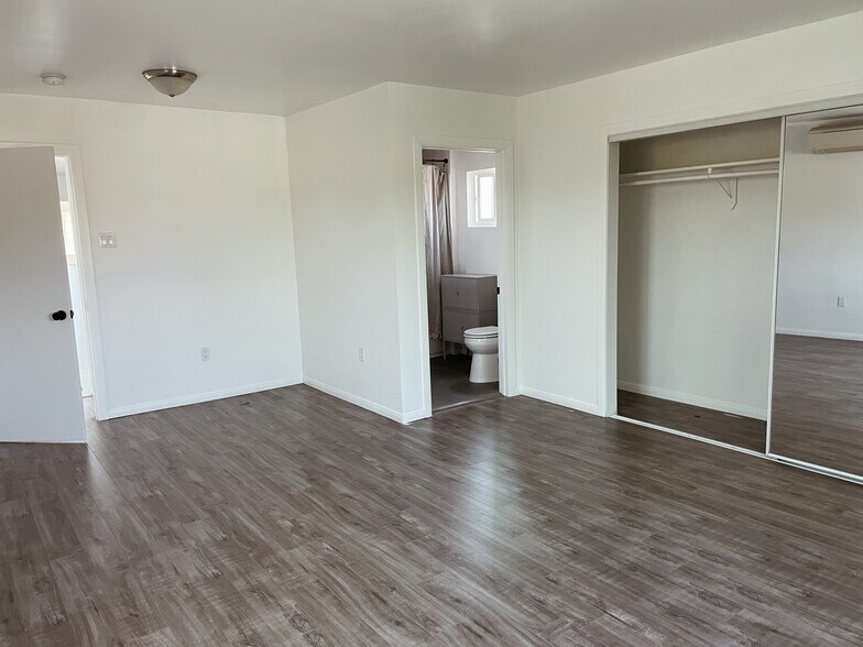 Upstairs Large Bedroom, ensuite bath - 3959 S Van Ness Ave