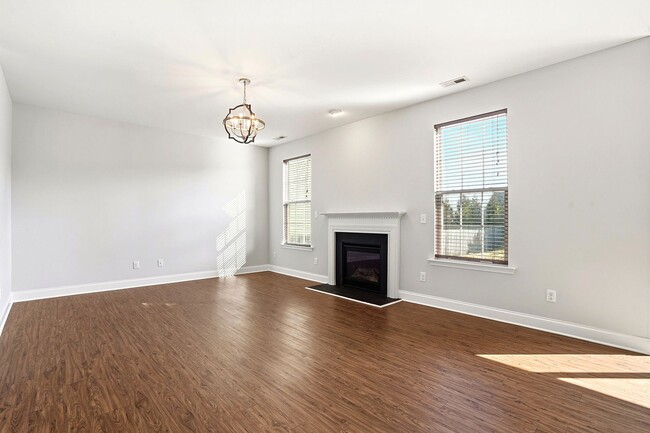 Building Photo - BEAUTIFUL single-Family home with $500 towards first month's rent- 2-Car Garage | Community Pool ...