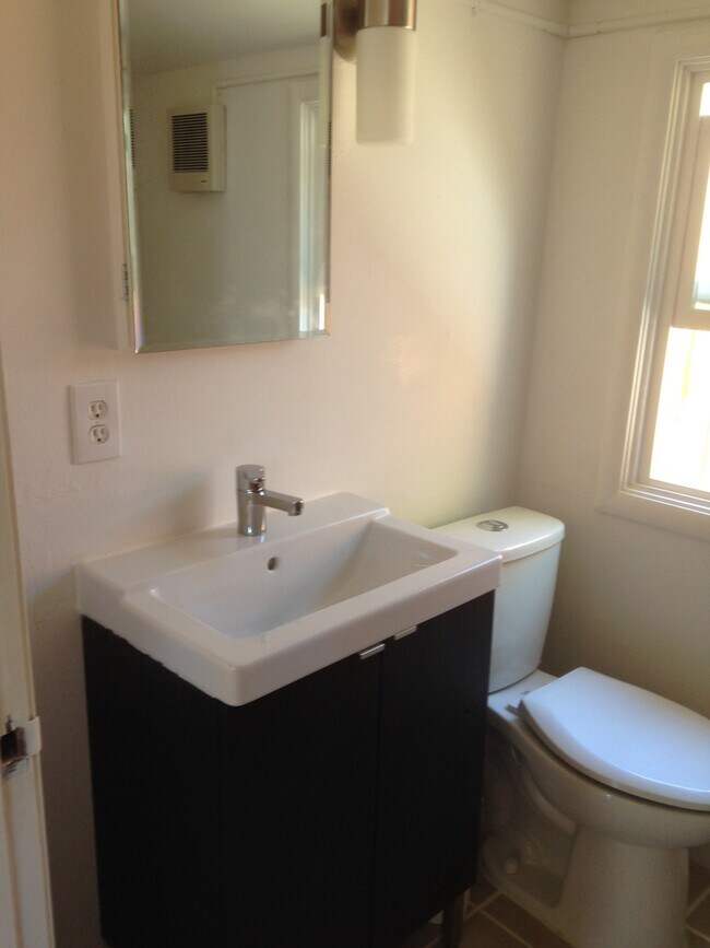 Building Photo - 415 Cedar St