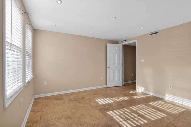 Building Photo - Spacious 1Bd/1Bth condo nestled in the heart of Old Town Alexandria! Pets Welcome!