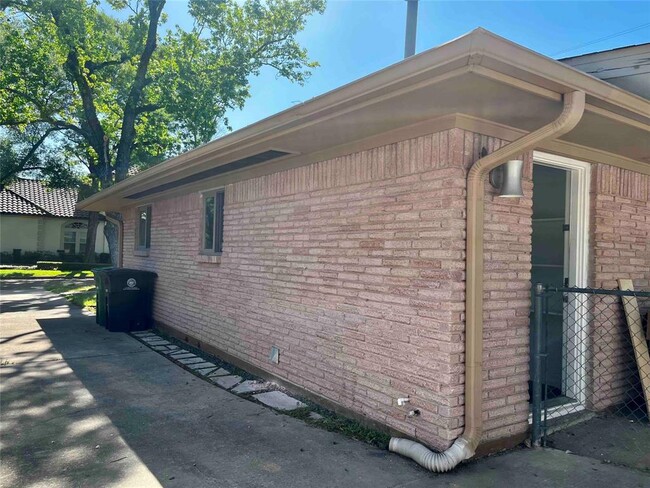 Building Photo - 8106 Mullins Dr