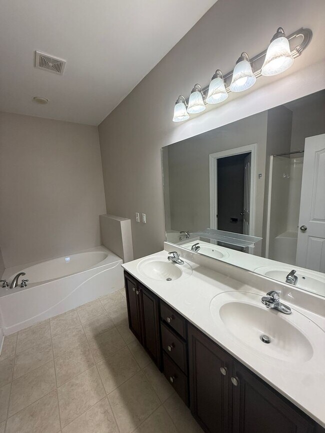 Building Photo - 2720 Westhaven Dr