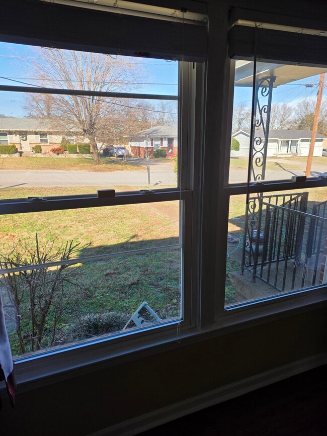 Building Photo - 3009 Sunnyview Dr