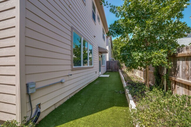 Building Photo - 1618 W Lawndale Dr