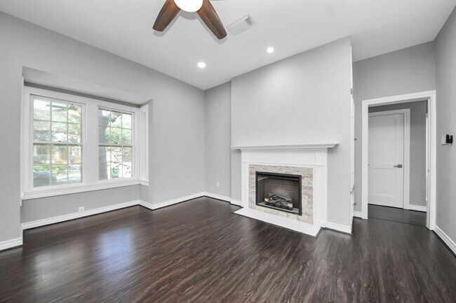 Building Photo - 6622 Park Ln