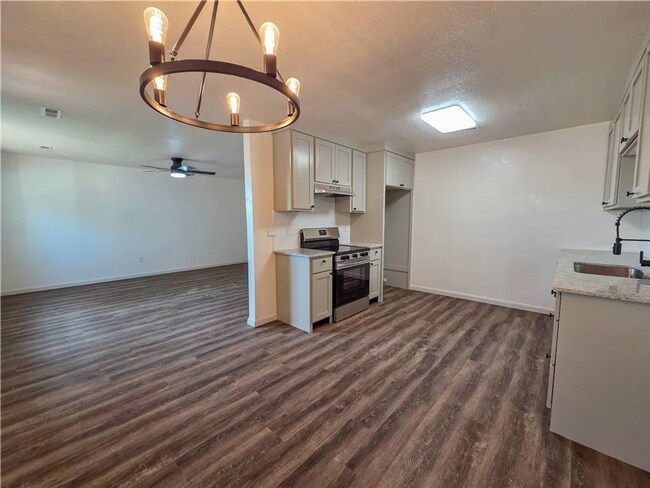 Building Photo - 412 W Swallow Cir