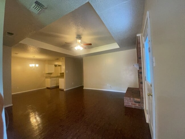 Building Photo - Duplex 2/2 with 2 car garage pre-leasing i...