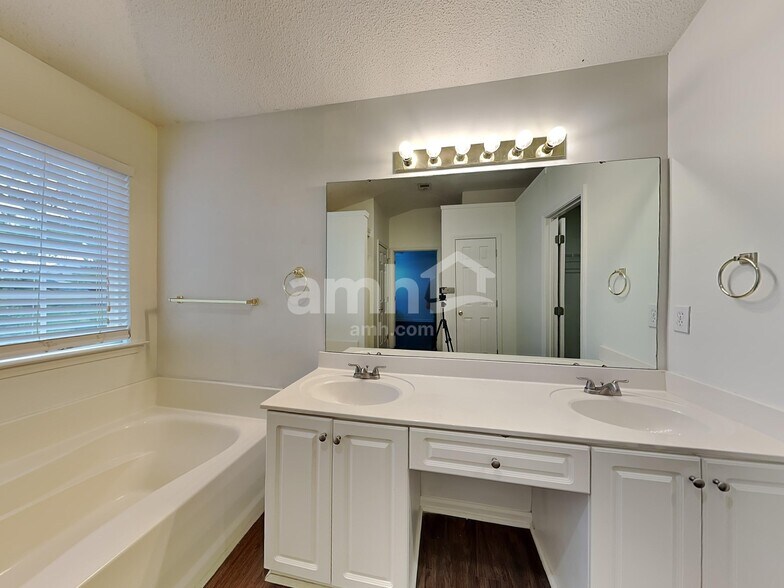 Building Photo - 145 Sandy Ln